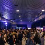 El encuentro clave de la industria reunió a diversos actores para analizar el futuro de la gestión de personas, la adaptabilidad laboral y las nuevas tendencias en desarrollo de talentos. El desarrollo organizacional y la gestión del capital humano continúan transformándose aceleradamente en Chile, impulsados por la necesidad de una mayor eficiencia y la búsqueda de entornos de trabajo adaptados a los desafíos actuales. En este contexto, el 6° Congreso & Expo de Capacitación y Desarrollo Organizacional 2026, realizado en Centro Parque (Santiago), se consolidó como un espacio fundamental para revisar los avances del sector. En representación de Portia, dos colaboradores de la agencia asistieron a la jornada con el objetivo de presenciar las exposiciones, conectar con referentes del rubro y absorber de primera fuente los nuevos enfoques que están marcando la pauta en la industria. Resumen de Contenidos Absorber tendencias para fortalecer la propuesta de valor Compromiso con la mejora continua Optimiza la gestión de personas en tu organización Absorber tendencias para fortalecer la propuesta de valor Más allá de la asistencia, la participación en este espacio se enfocó en un proceso de aprendizaje continuo y networking de observación. Recorrer la expo e interactuar con distintos actores del sector le permite a la agencia entender de primera mano las prioridades de las organizaciones y las herramientas que se están implementando en el mercado. Esta experiencia directa entrega insumos valiosos para revisar y perfeccionar sus distintas líneas de servicio: Servicios Transitorios (EST): Entender las nuevas dinámicas de flexibilidad y cobertura ante contingencias operativas. Outsourcing: Absorber metodologías de gestión que permitan mantener altos estándares en la administración de personal externo. Headhunting & Reclutamiento: Identificar los perfiles y competencias más demandados por las empresas en la actualidad. Compromiso con la mejora continua Para Portia, estar presente en estas instancias es una forma concreta de mantenerse al día en un mercado en constante cambio. La información recopilada y la visión adquirida durante el congreso aportan un valor práctico que ayuda a la agencia a seguir adaptando sus soluciones de personal a las necesidades reales de sus clientes. Optimiza la gestión de personas en tu organización ¿Buscas un aliado estratégico para respaldar la continuidad operacional de tu empresa? Diseña una solución de personal a la medida de tu organización con el apoyo de nuestro equipo. 👉 Solicita una asesoría especializada en www.portia.cl