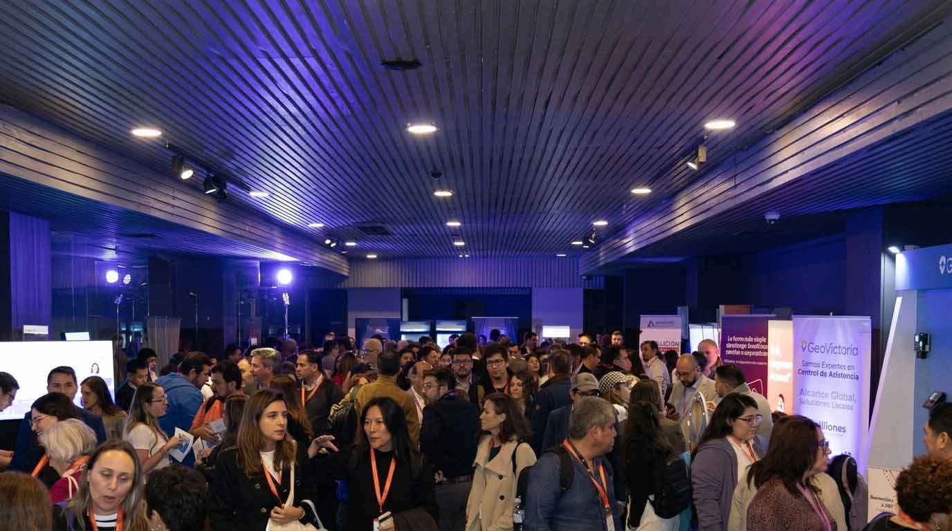 El encuentro clave de la industria reunió a diversos actores para analizar el futuro de la gestión de personas, la adaptabilidad laboral y las nuevas tendencias en desarrollo de talentos. El desarrollo organizacional y la gestión del capital humano continúan transformándose aceleradamente en Chile, impulsados por la necesidad de una mayor eficiencia y la búsqueda de entornos de trabajo adaptados a los desafíos actuales. En este contexto, el 6° Congreso & Expo de Capacitación y Desarrollo Organizacional 2026, realizado en Centro Parque (Santiago), se consolidó como un espacio fundamental para revisar los avances del sector. En representación de Portia, dos colaboradores de la agencia asistieron a la jornada con el objetivo de presenciar las exposiciones, conectar con referentes del rubro y absorber de primera fuente los nuevos enfoques que están marcando la pauta en la industria. Resumen de Contenidos Absorber tendencias para fortalecer la propuesta de valor Compromiso con la mejora continua Optimiza la gestión de personas en tu organización Absorber tendencias para fortalecer la propuesta de valor Más allá de la asistencia, la participación en este espacio se enfocó en un proceso de aprendizaje continuo y networking de observación. Recorrer la expo e interactuar con distintos actores del sector le permite a la agencia entender de primera mano las prioridades de las organizaciones y las herramientas que se están implementando en el mercado. Esta experiencia directa entrega insumos valiosos para revisar y perfeccionar sus distintas líneas de servicio: Servicios Transitorios (EST): Entender las nuevas dinámicas de flexibilidad y cobertura ante contingencias operativas. Outsourcing: Absorber metodologías de gestión que permitan mantener altos estándares en la administración de personal externo. Headhunting & Reclutamiento: Identificar los perfiles y competencias más demandados por las empresas en la actualidad. Compromiso con la mejora continua Para Portia, estar presente en estas instancias es una forma concreta de mantenerse al día en un mercado en constante cambio. La información recopilada y la visión adquirida durante el congreso aportan un valor práctico que ayuda a la agencia a seguir adaptando sus soluciones de personal a las necesidades reales de sus clientes. Optimiza la gestión de personas en tu organización ¿Buscas un aliado estratégico para respaldar la continuidad operacional de tu empresa? Diseña una solución de personal a la medida de tu organización con el apoyo de nuestro equipo. 👉 Solicita una asesoría especializada en www.portia.cl